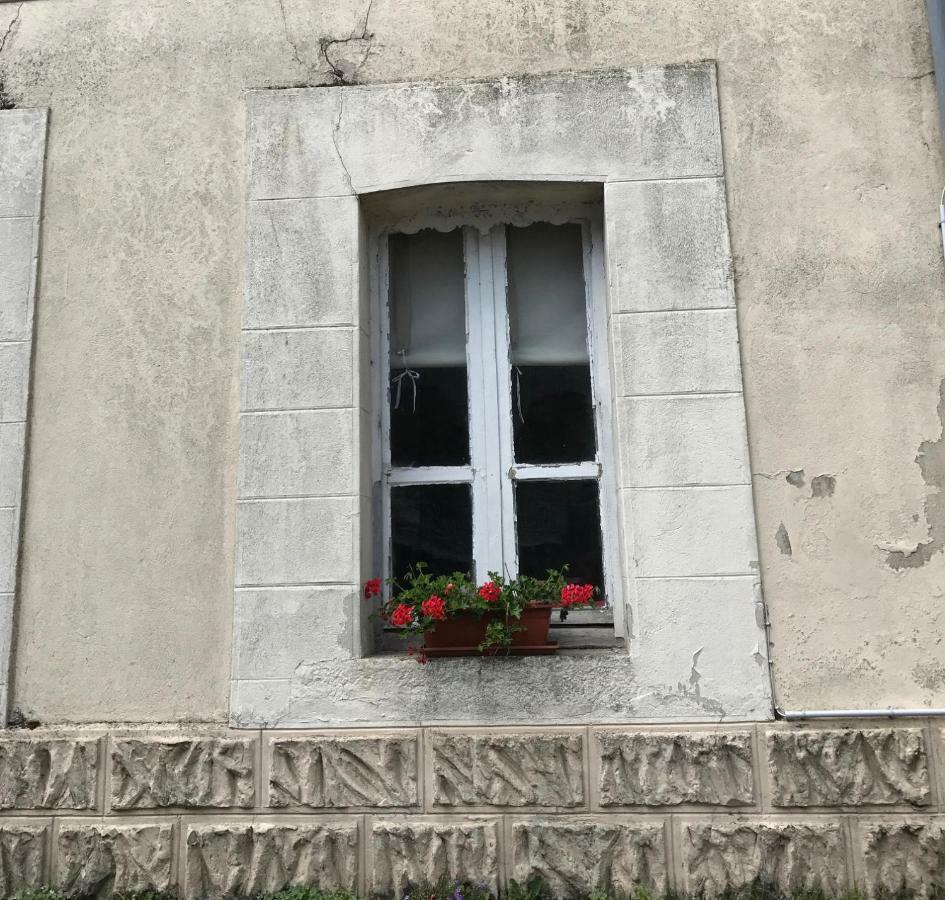Le Petit Logement Apartamento Pre-en-Pail-Saint-Samson Exterior foto